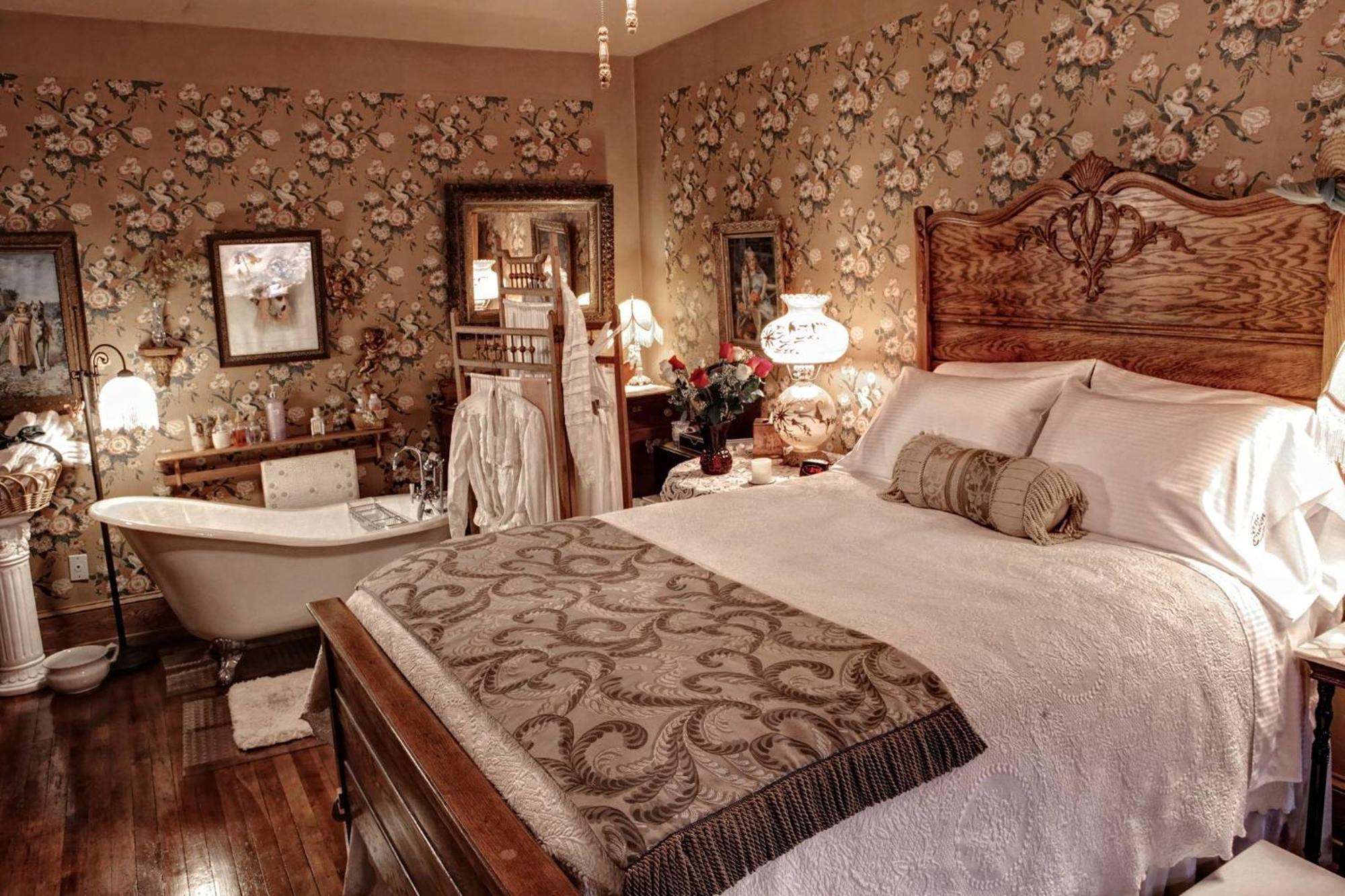 The Queen, A Victorian Bed & Breakfast Bellefonte Exterior photo