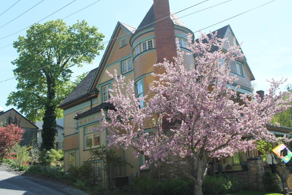 The Queen, A Victorian Bed & Breakfast Bellefonte Exterior photo